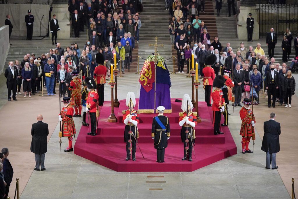 Βρετανία: Έκκληση της κυβέρνησης στους πολίτες να μη συρρέουν στο Λονδίνο για τη σορό της βασίλισσας