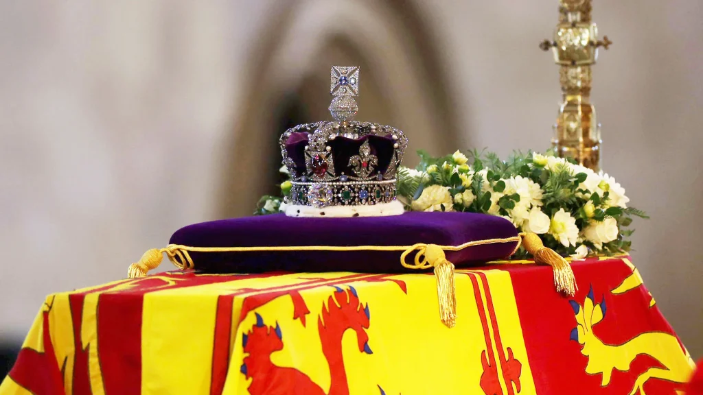 Βασίλισσα Ελισάβετ: Τι συμβολίζει τo σπάσιμο της ράβδου πάνω στο φέρετρο