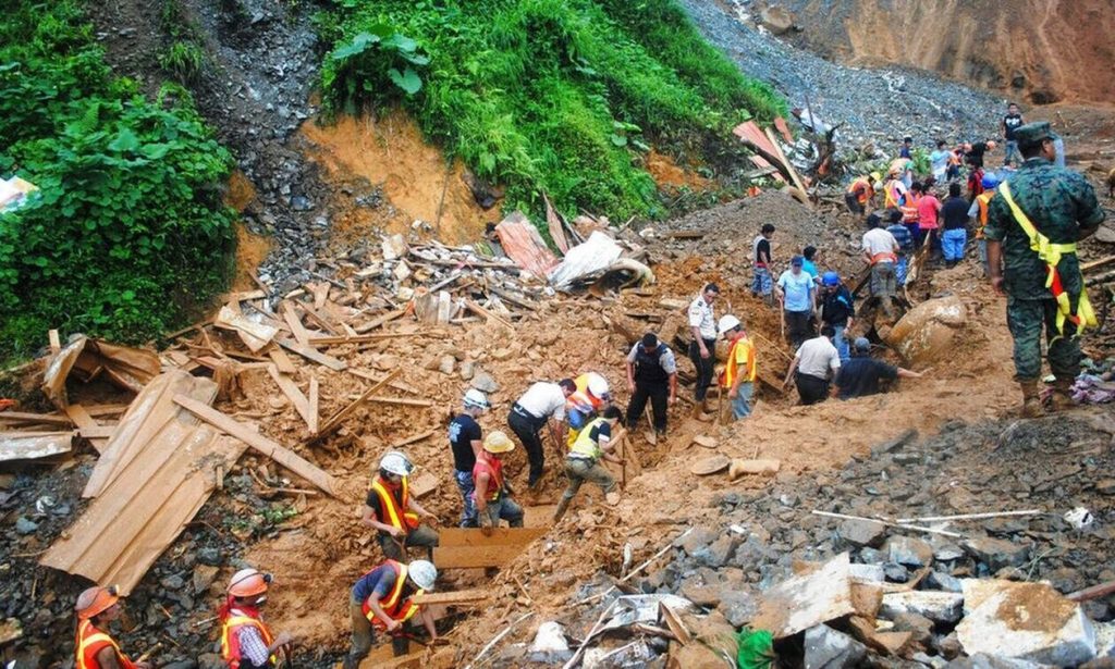 Ινδονησία: 20 εγκλωβισμένοι σε χρυσωρυχείο που θάφτηκε από κατολίσθηση