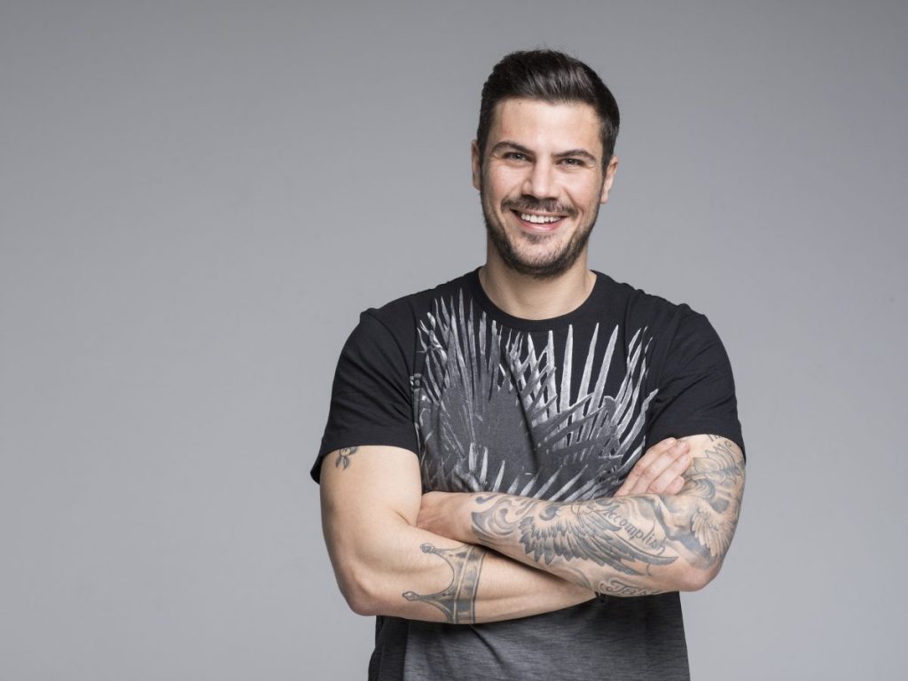 Άκης Πετρετζίκης: Η πρώτη φωτογραφία της συζύγου του με τη νεογέννητη κόρη τους!