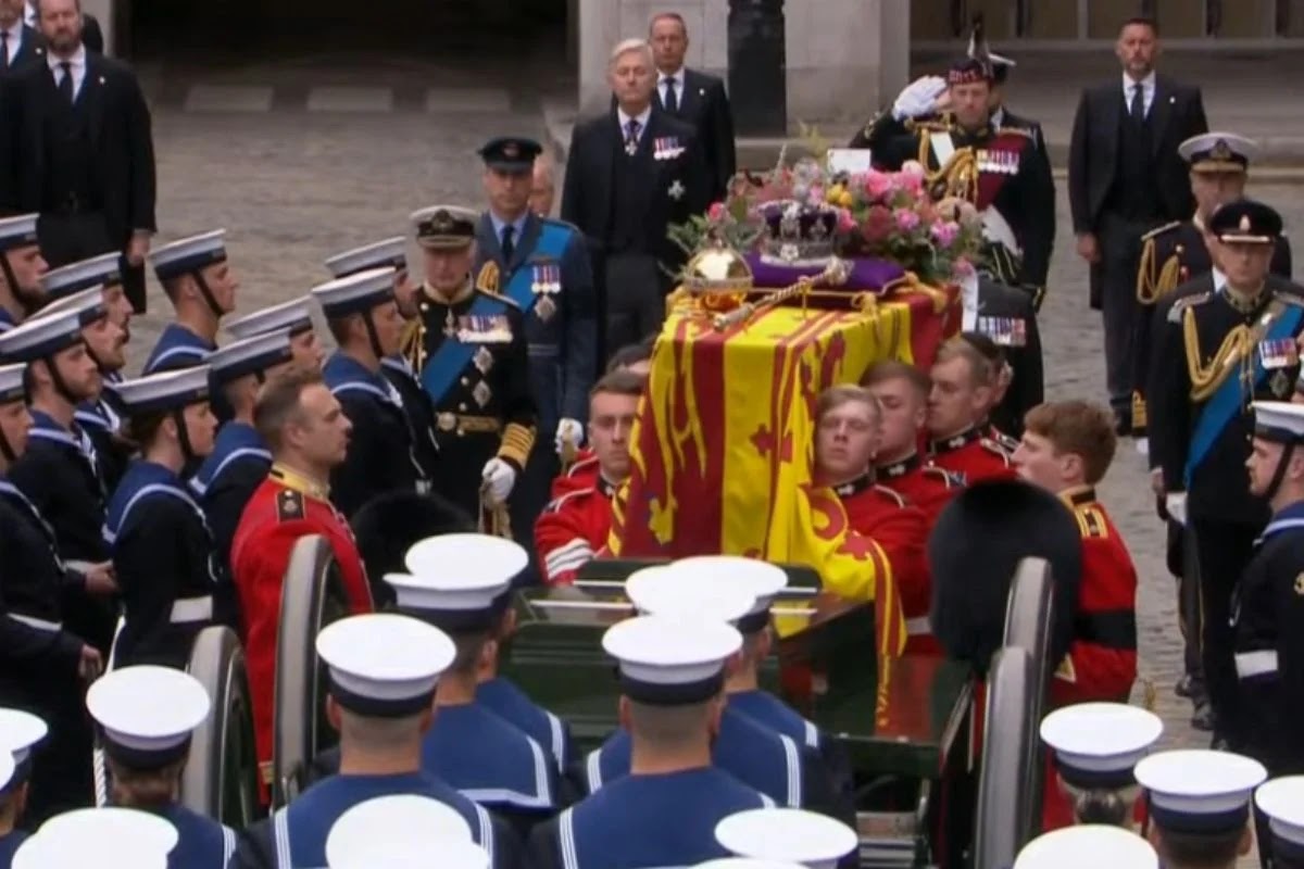 Κηδεία βασίλισσας Ελισάβετ: Γεμάτο συμβολισμούς το στεφάνι στο φέρετρό της
