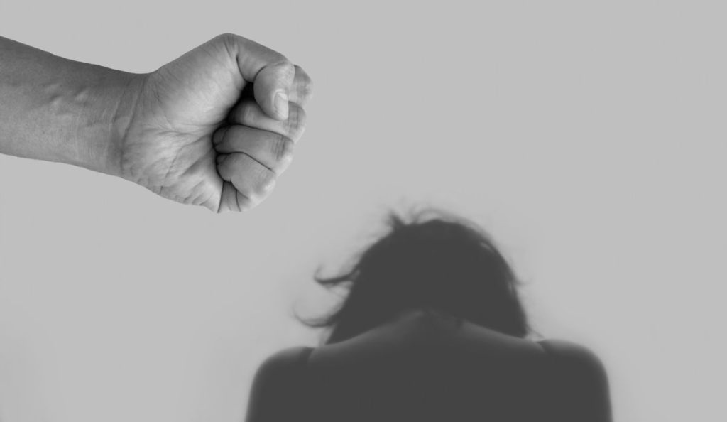 Δίχως τέλος τα επεισόδια ενδοοικογενειακής βίας: Τουρίστας βιντεοσκόπησε μαγαζάτορα να χτυπάει τη σύζυγό του