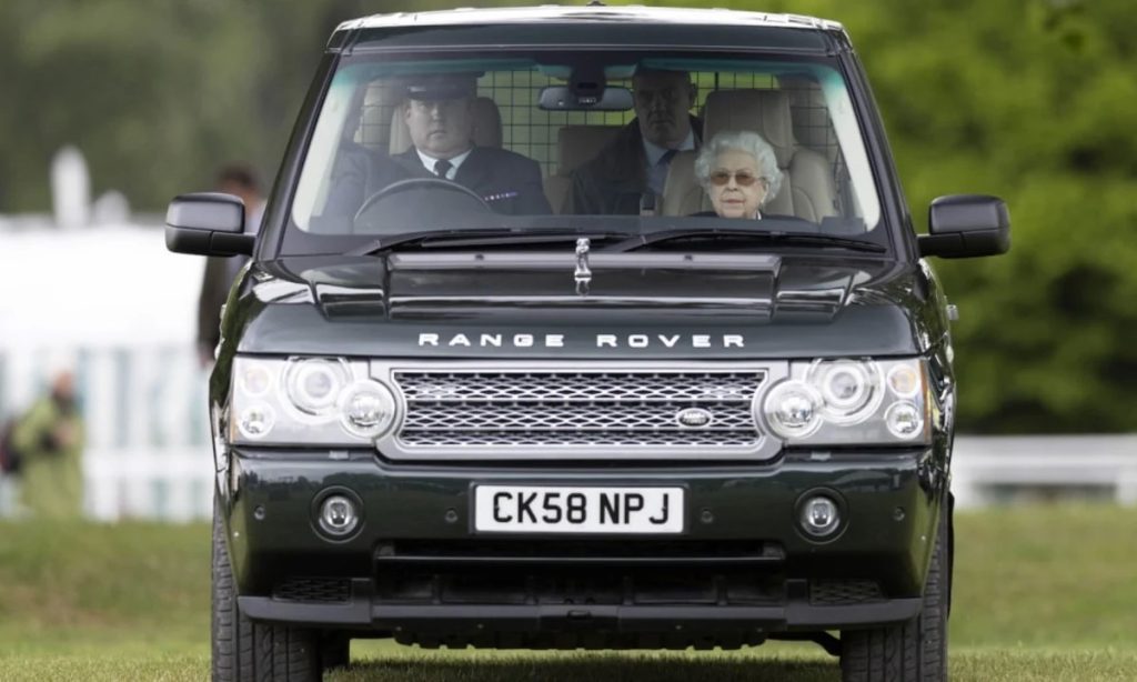 Η μοναδική συλλογή αυτοκινήτων που διέθετε η βασίλισσα Ελισάβετ (βίντεο)