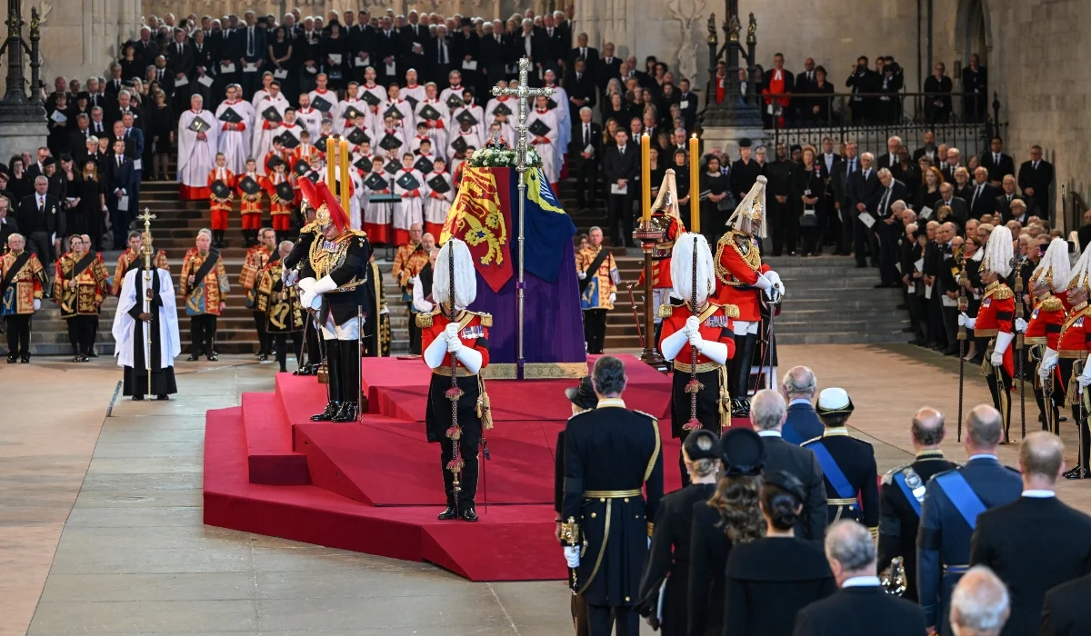 Σήμερα η κηδεία της βασίλισσας Ελισάβετ: Ποιοι θα παρευρεθούν στην τελετή – Νέος βασιλιάς ο Κάρολος Γ’