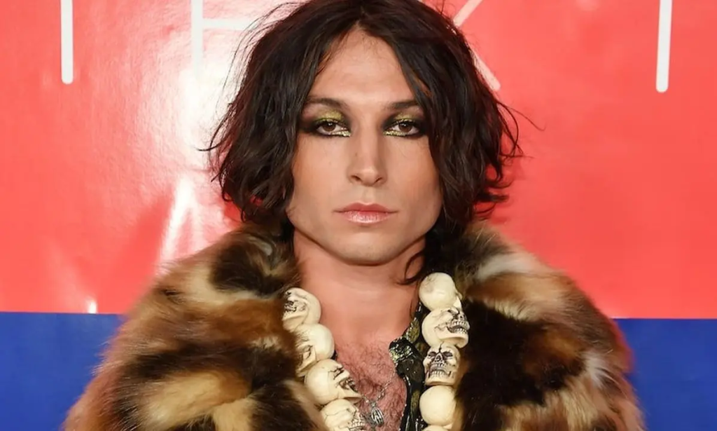 Οι σατανιστικές τελετές του Έζρα Μίλερ: Αναφερόταν στον εαυτό του ως «Ιησούς» & «Διάβολος»