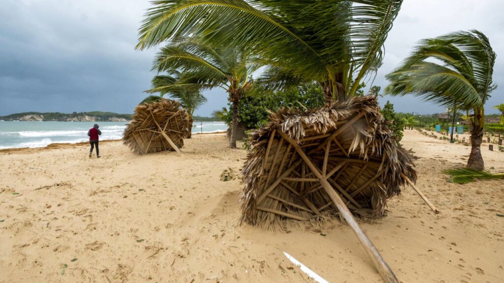 Ενισχύθηκε ο κυκλώνας Φιόνα – «Συναγερμός» στα νησιά Τερκς & Κέικος της Καραϊβικής
