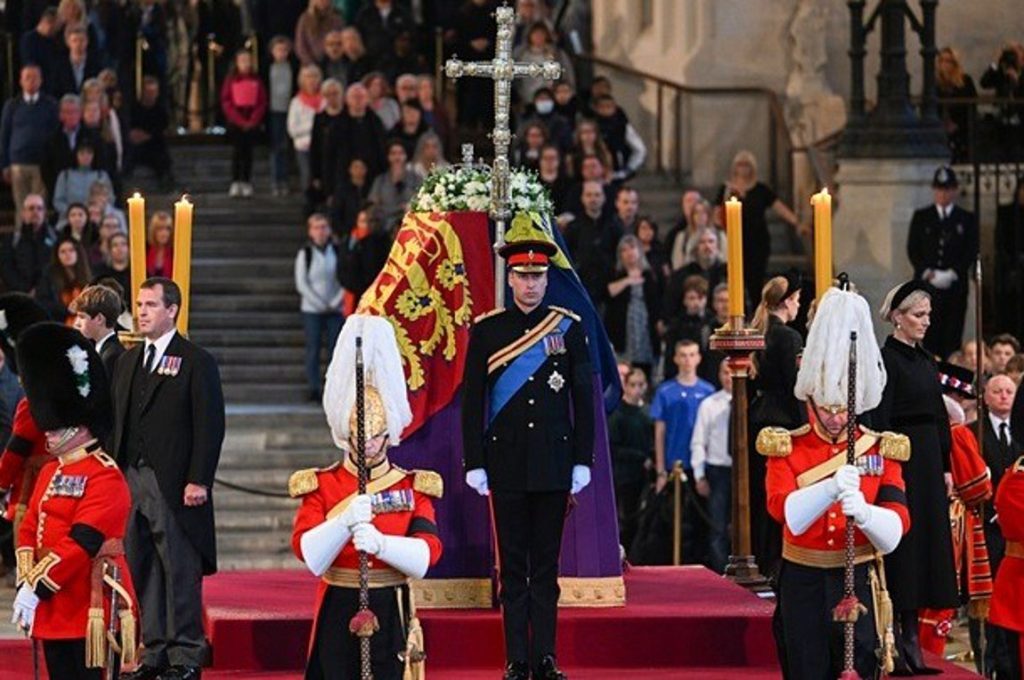 Όλα όσα έγιναν στην κηδεία της βασίλισσας Ελισάβετ – Η τελετή στο Ουίνδσορ & ο… απρόσκλητος επισκέπτης (βίντεο)