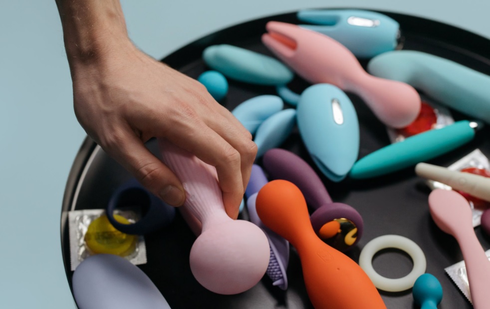 ΗΠΑ: Φορτηγό τούμπαρε και γέμισε τον δρόμο ερωτικά βοηθήματα! Δείτε το viral βίντεο