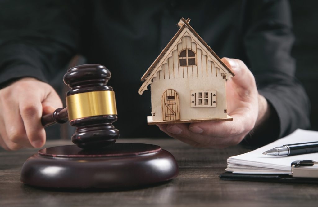 Πλειστηριασμοί: Τράπεζες, funds & Δημόσιο ετοιμάζονται να βγάλουν στο «σφυρί» 3.650 κατοικίες έως τέλος του έτους