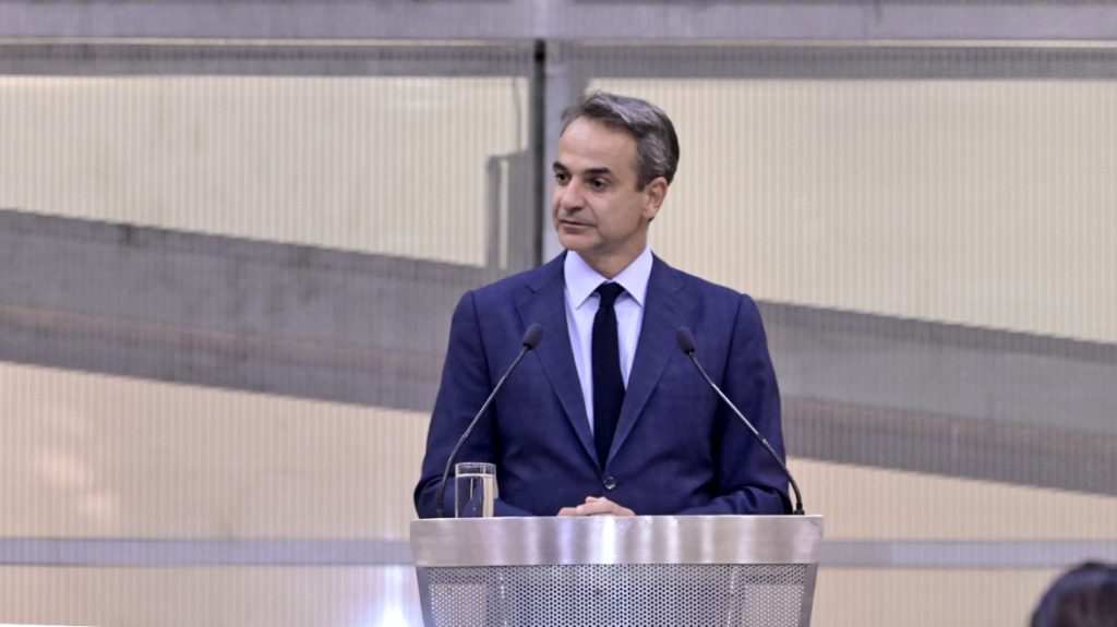 Ο (αιωνίως) «χαλαρός» Κ.Μητσοτάκης: «Στο σπίτι αλλάζω λάμπες και ψήνω στο… μπάρμπεκιου»