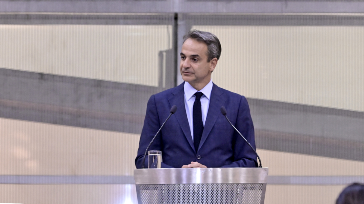 Ο (αιωνίως) «χαλαρός» Κ.Μητσοτάκης: «Στο σπίτι αλλάζω λάμπες και ψήνω στο… μπάρμπεκιου»