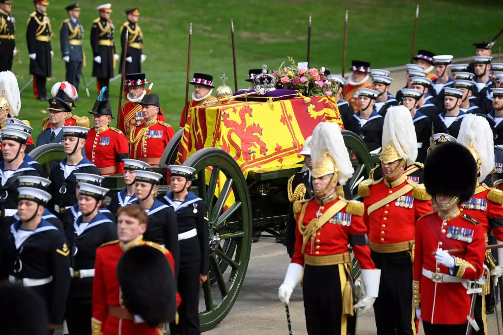 Κηδεία βασίλισσας Ελισάβετ: «Κόλλησαν» στις τηλεοράσεις τους οι Βρετανοί