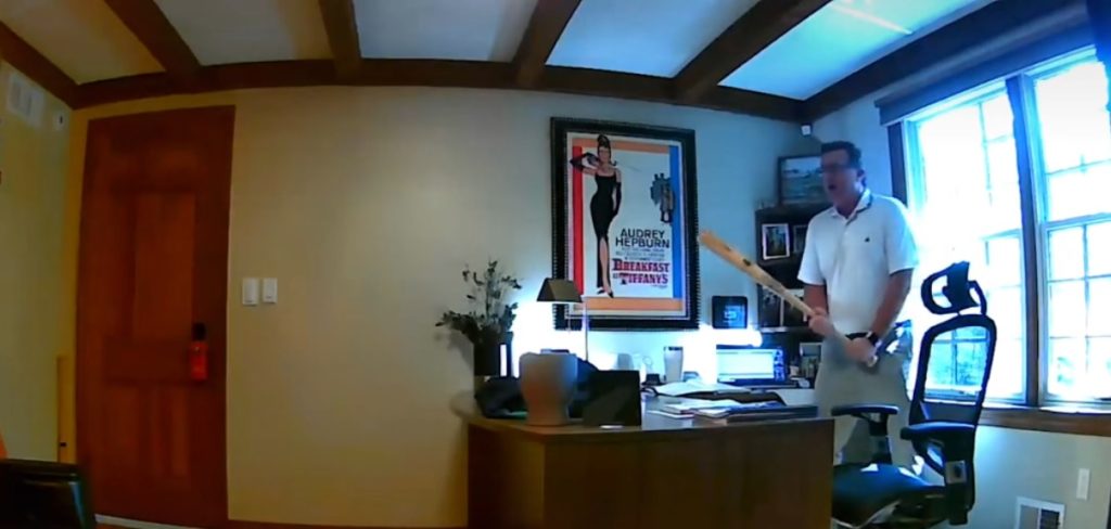 Απίθανο βίντεο: Άνδρας γίνεται… υψίφωνος μόλις βλέπει ένα σκίουρο στο γραφείο του!