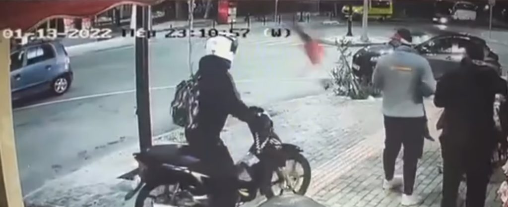 Σοκαριστικό βίντεο: Αστυνομικός «εκτοξεύεται» από τη μοτοσικλέτα του μετά από σύγκρουση με ΙΧ