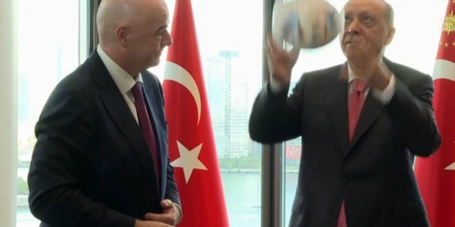 Τ.Ερντογάν: Κάνει κεφαλιά με την μπάλα που του έδωσε δώρο ο πρόεδρος της FIFA (βίντεο)