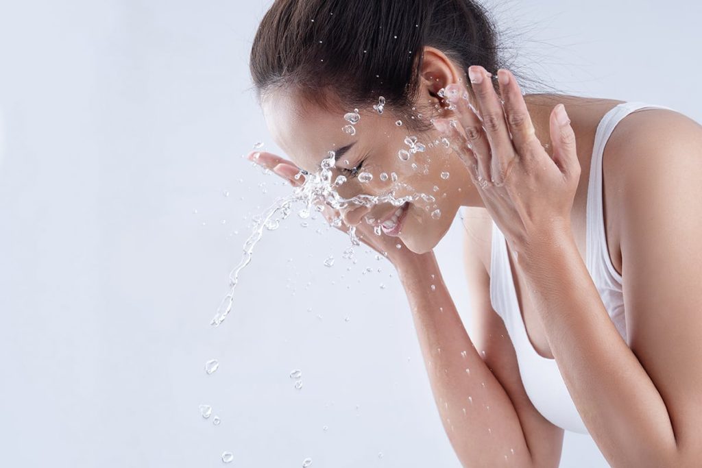Τελικά πόσο συχνά πρέπει να πλένουμε το πρόσωπό μας;