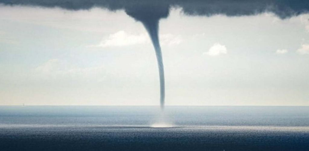 Εντυπωσιακό βίντεο: Υδροστρόβιλος σχηματίζεται ανοιχτά της Κύμης