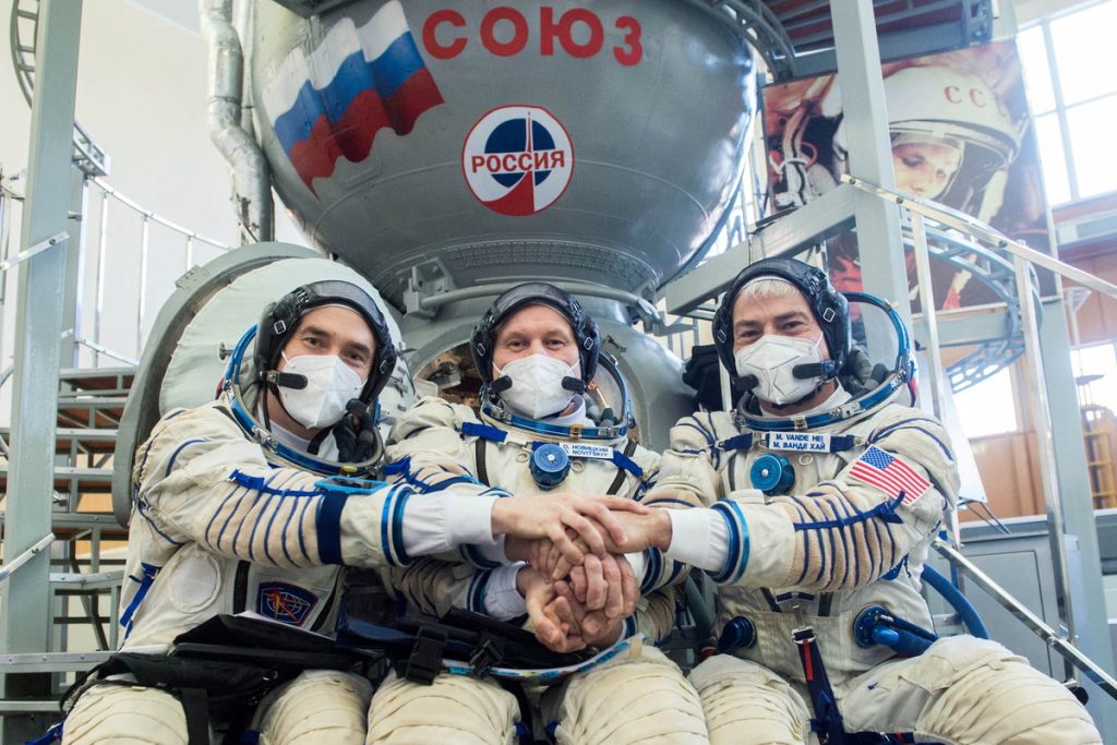 Δύο Ρώσοι κι ένας Αμερικανός αστροναύτης μαζί σε διαστημικό ταξίδι ενώ στην Ουκρανία αλληλοσκοτώνονται
