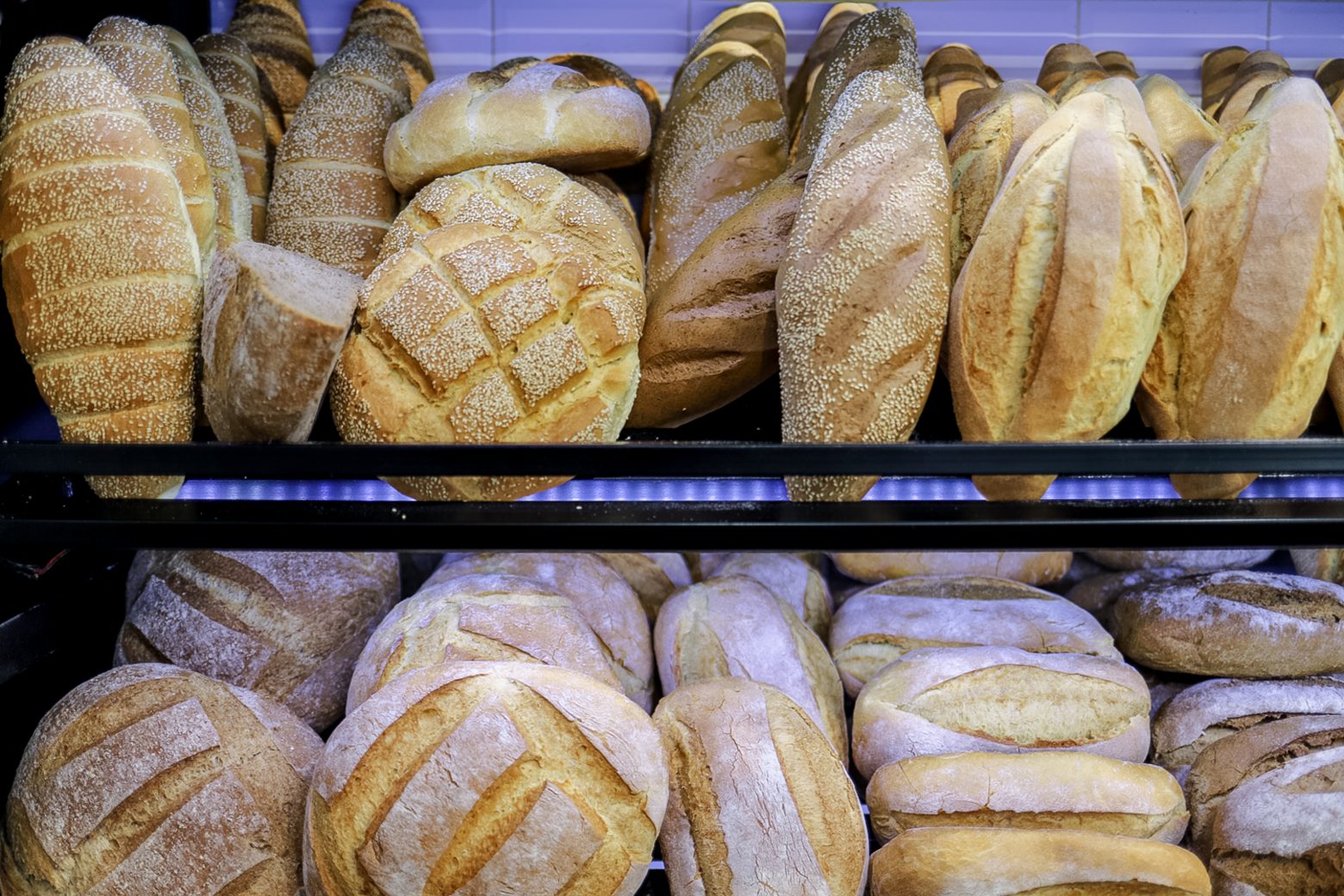 Θα πούμε το ψωμί… ψωμάκι: Στα «κάγκελα» οι καταναλωτές από τις νέες τιμές – Μετατρέπεται σε είδος πολυτελείας