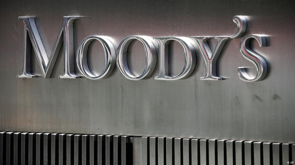 Οίκος Moody’s: «Υψηλό χρέος και τραπεζικός τομέας τα ελληνικά “αγκάθια”» – Είμαστε στον «πάτο» της ευρωζώνης