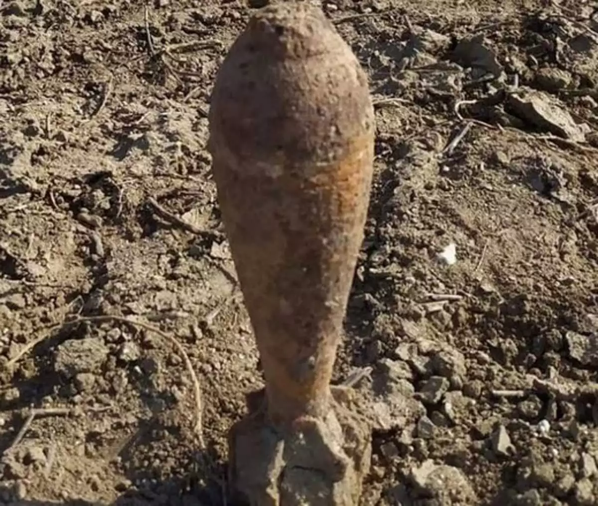 Συναγερμός στη Θεσσαλονίκη: Βρήκαν οξειδωμένο βλήμα όλμου ενώ έκαναν εργασίες σε οικόπεδο (φωτό)