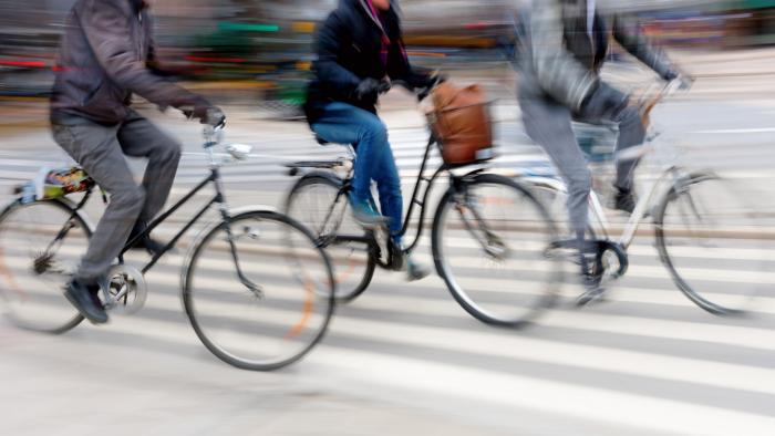 Αυτή είναι η παράνομη συνήθεια των Ελλήνων ποδηλατών που εκνευρίζει τους οδηγούς