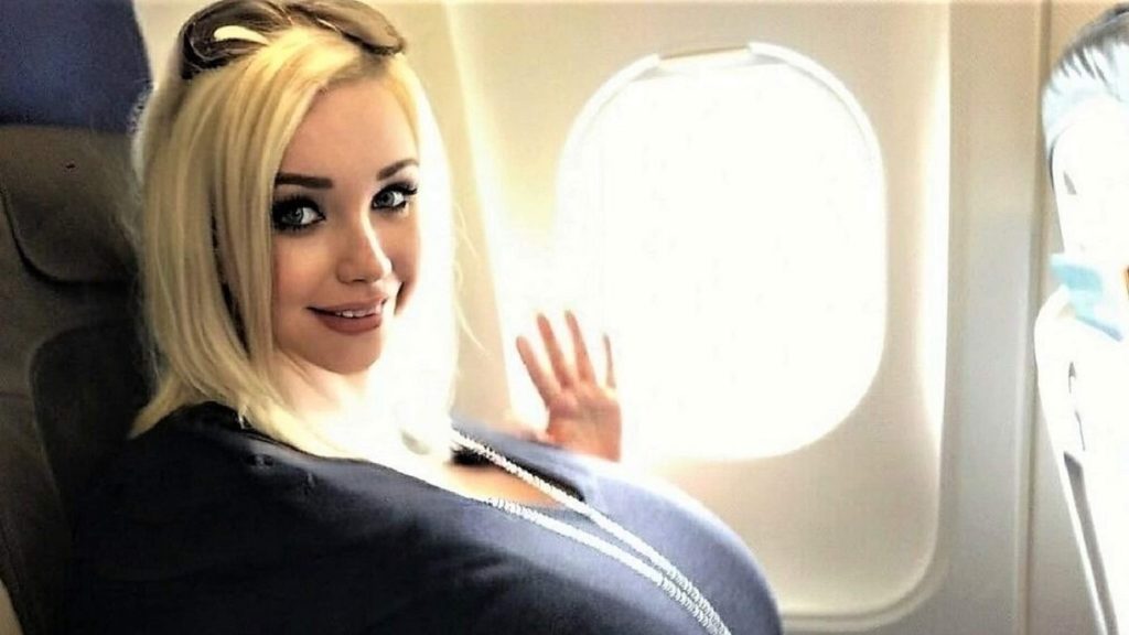 Γυναίκα αναγκάστηκε να αλλάξει αεροπλάνο επειδή είχε… μεγάλο στήθος (φωτό)