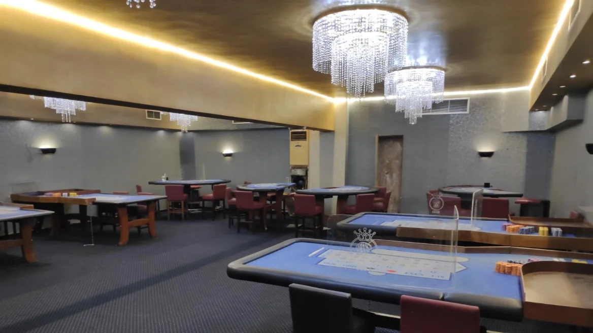 Αθήνα: Δεκαπέντε συλλήψεις για το μπαρ που είχε μετατραπεί σε παράνομο «μίνι-καζίνο» (βίντεο)