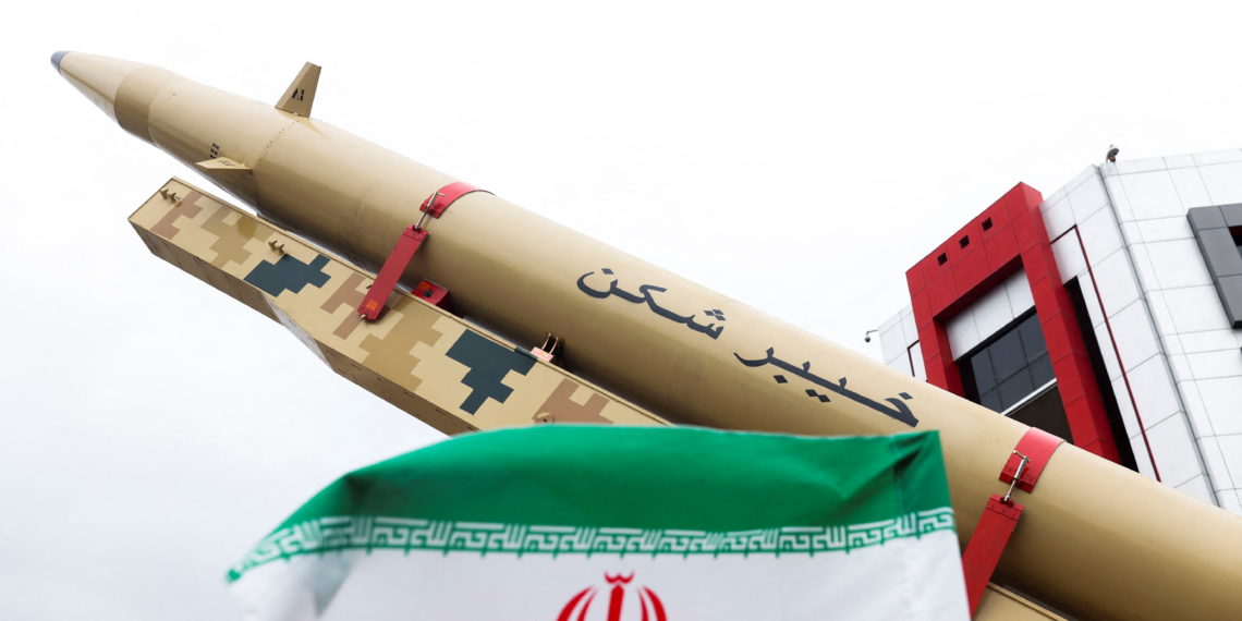 Το Ιράν παρουσίασε το νέο βαλλιστικό πύραυλο μέσου βεληνεκούς Rezvan