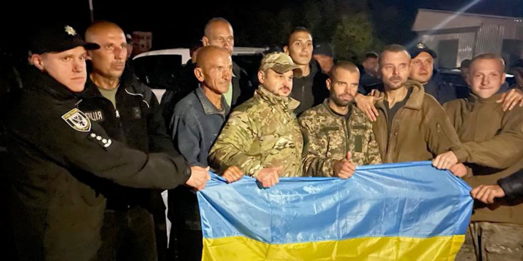 Χαρούμενοι πίσω στην Βρετανία οι 5 μισθοφόροι των Ουκρανών – Είχαν συλληφθεί στην Μαριούπολη