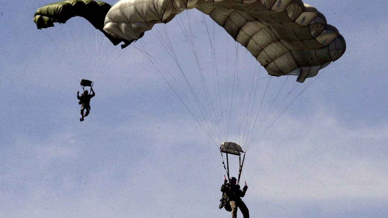 Άσκηση FALCON LEAP – 22: Εντυπωσιακές εικόνες από τους Έλληνες αλεξιπτωτιστές