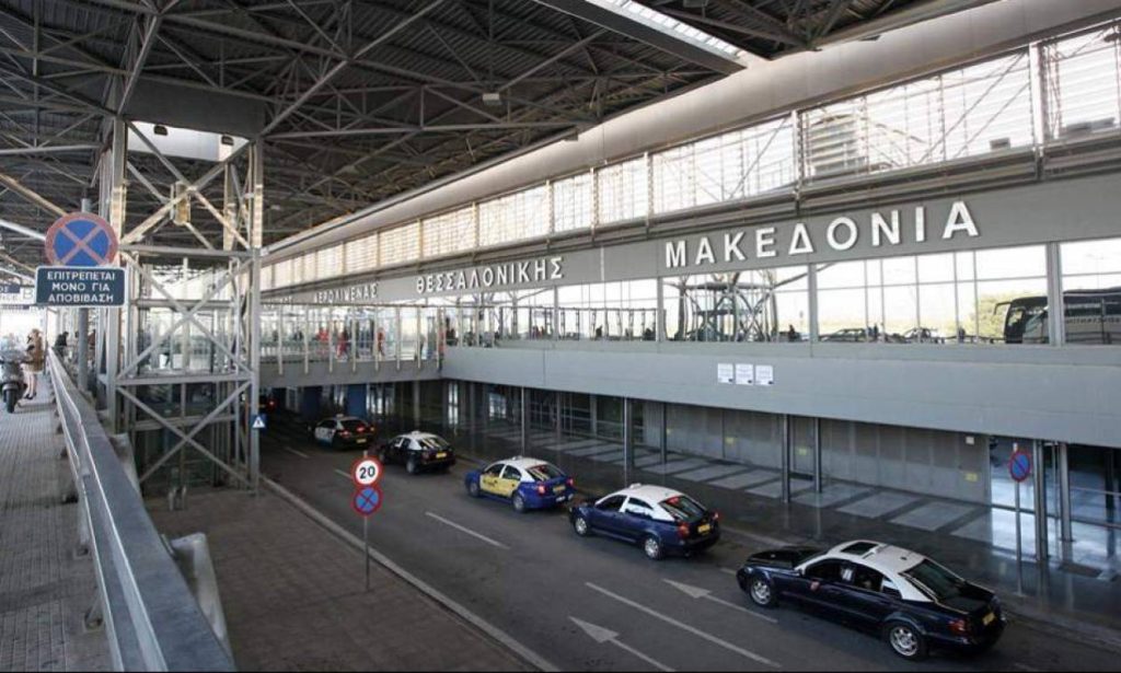 Αεροδρόμιο «Μακεδονία»: Αυτοκίνητο τυλίχθηκε στις φλόγες ενώ ήταν σταθμευμένο (φώτο)
