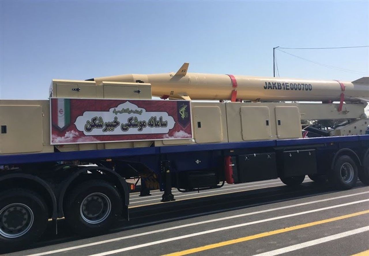 Το Ιράν παρουσίασε νέο βαλλιστικό πύραυλο με βεληνεκές 1.400 χιλιομέτρων