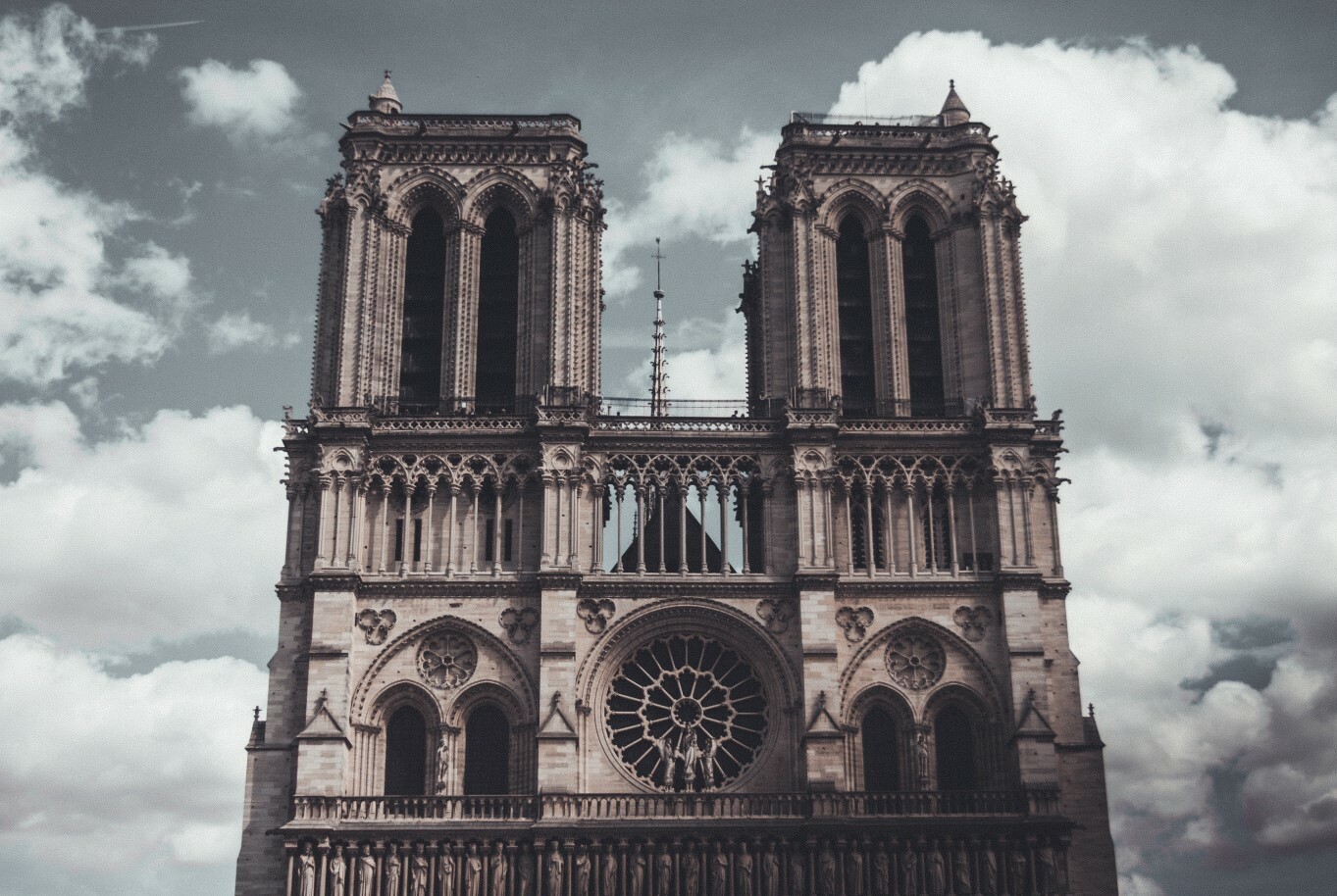 Γαλλία: Έτοιμη να ανοίξει τις πύλες της η Παναγία των Παρισίων