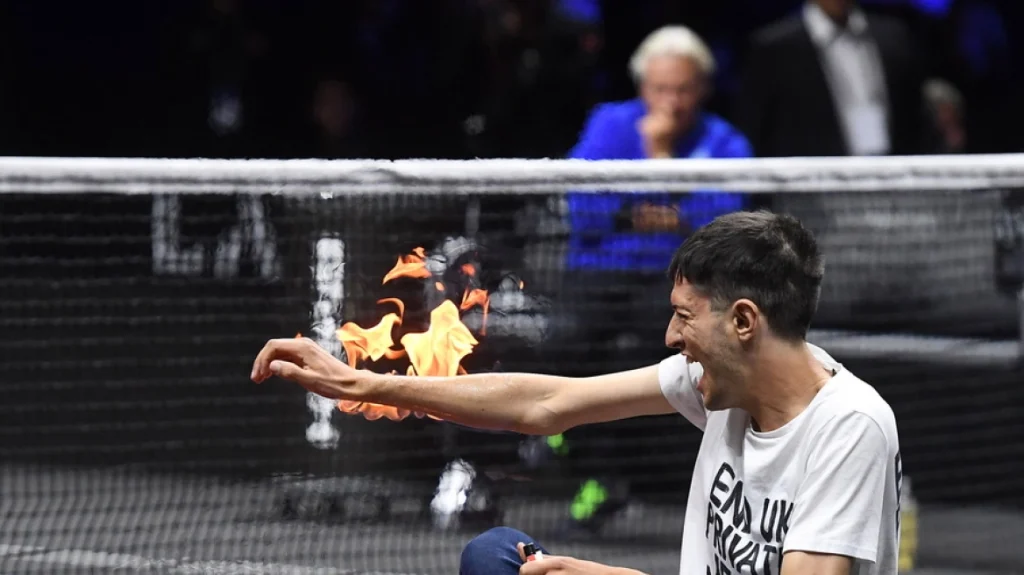 Στέφανος Τσιτσιπάς: Ακτιβιστής διέκοψε τον αγώνα του – Έβαλε φωτιά στο δεξί του χέρι στη μέση του κορτ! (φωτό)