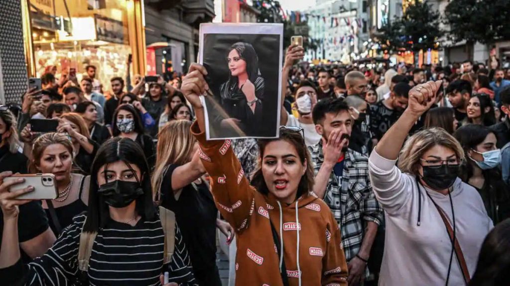 Ιράν: Οργή διαδηλωτών κατά αστυνομικού ηθικής που χαστούκισε γυναίκα (βίντεο)