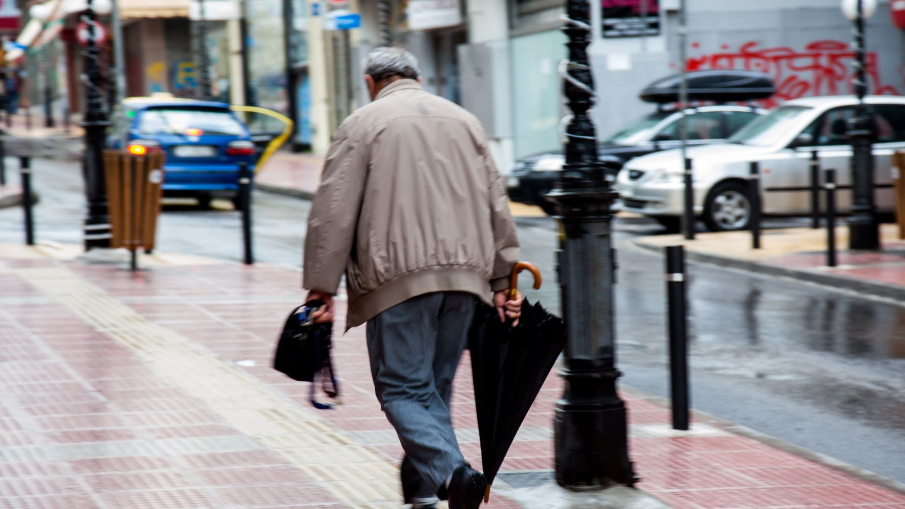 Βόλος: Βοήθησαν ηλικιωμένο με τα ψώνια του και μετά τον έκλεψαν