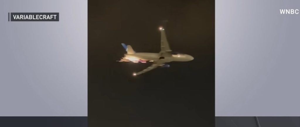Βίντεο που «κόβει την ανάσα»: Φλεγόμενο Boeing αφήνει πίσω του «βροχή» από συντρίμμια