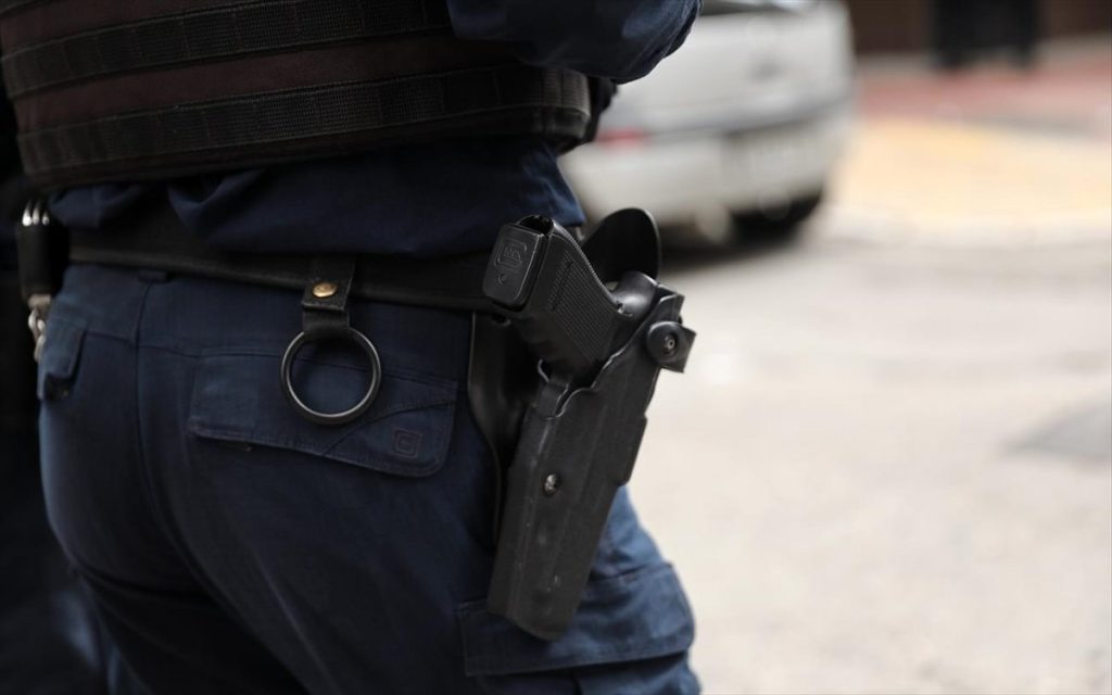 Αστυνομικός τραυματίστηκε όταν εκπυρσοκρότησε το όπλο του στις Σέρρες