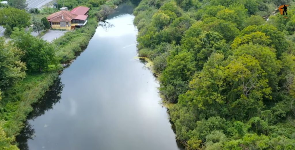 Εντυπωσιακό βίντεο: Drone πετά πάνω από τη Λίμνη Άγρα & καταγράφει τις ομορφιές της