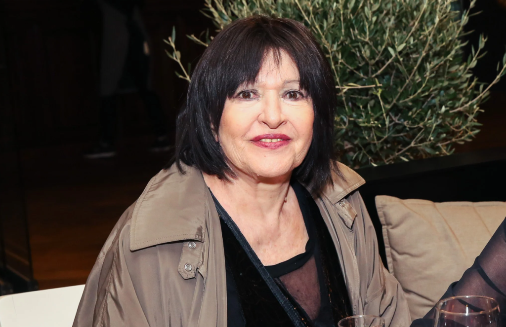 Η στιγμή που ο Δ.Σούρας μεταφέρει την τέφρα της Μ.Καραγιάννη (φωτό)