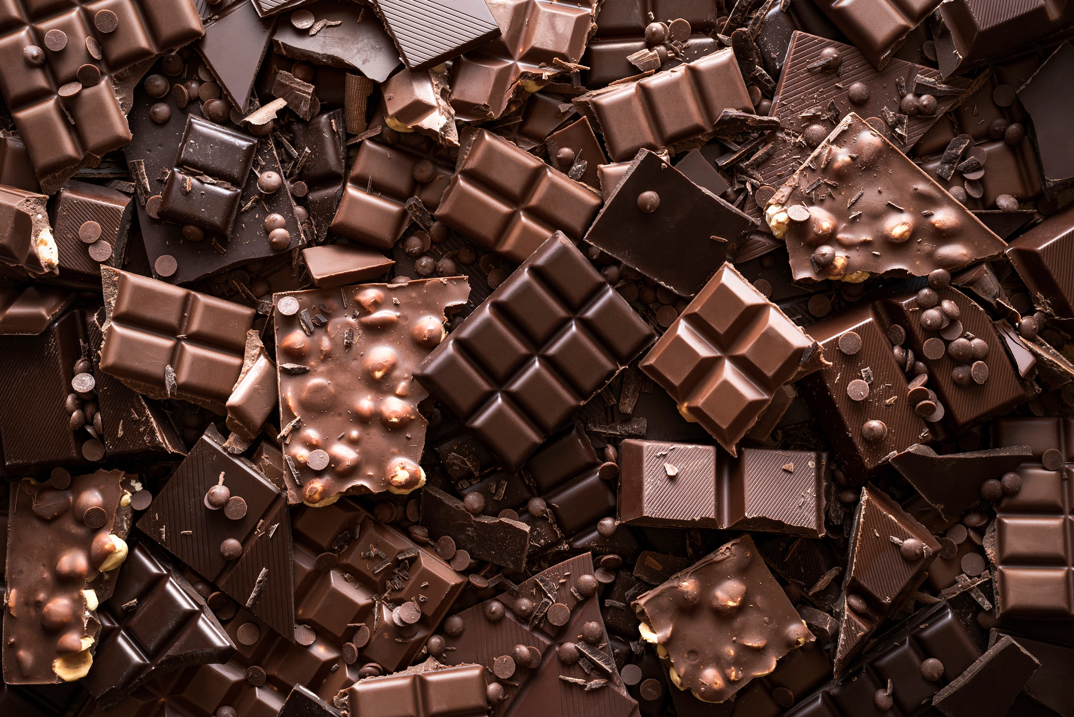 Νέα έρευνα: Η σοκολάτα μπορεί να κάνει κάποιον πιο χαρούμενο αλλά όχι πιο έξυπνο