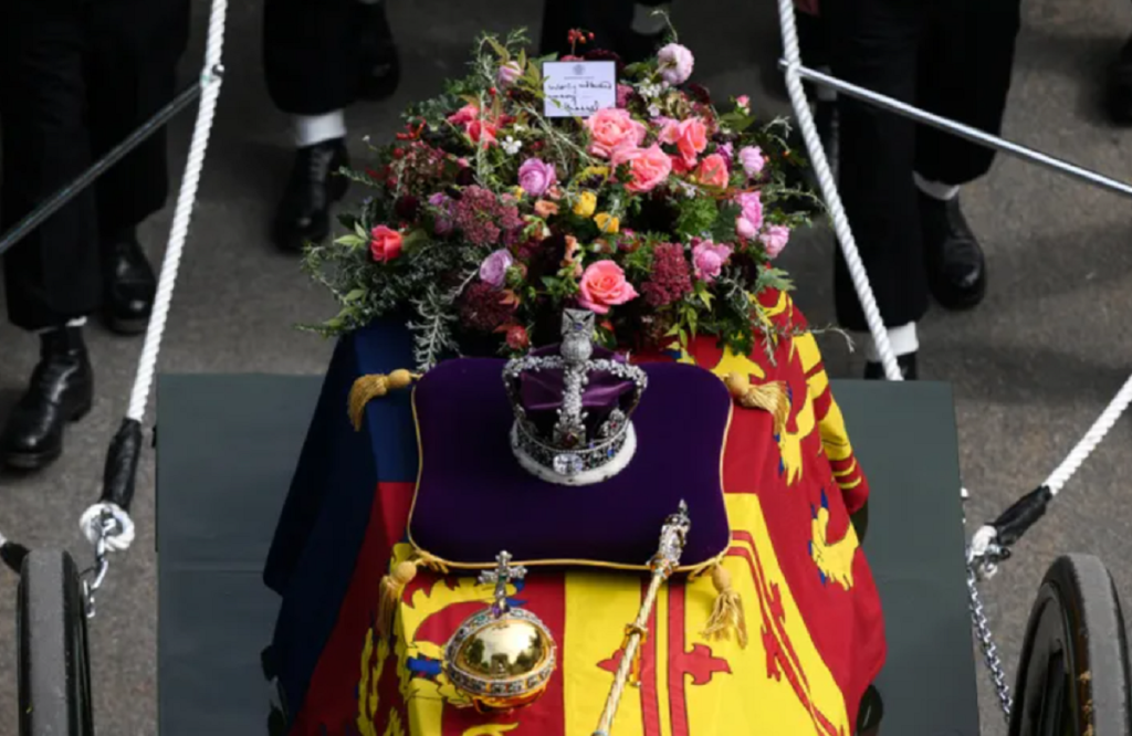 Βασίλισσα Ελισάβετ: Το σημείωμα που κυκλοφόρησε στη βρετανική Βουλή την ημέρα του θανάτου της (βίντεο)