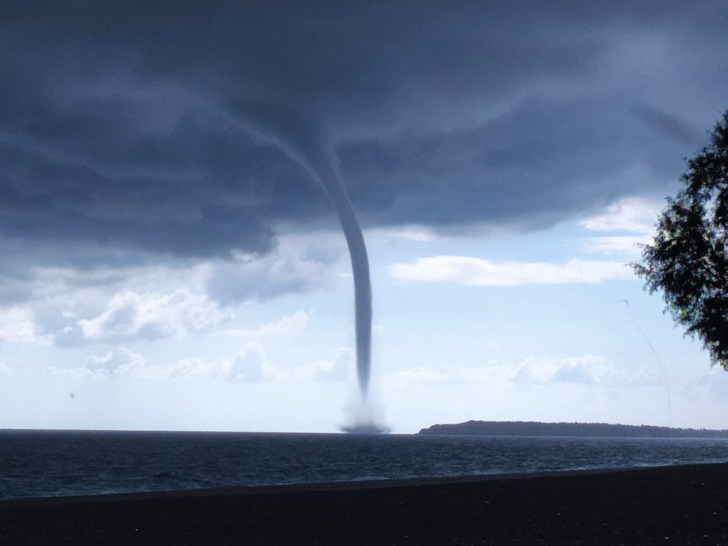 Εντυπωσιακές εικόνες: Υδροστρόβιλος «χτύπησε» το Άγιο Όρος (βίντεο)