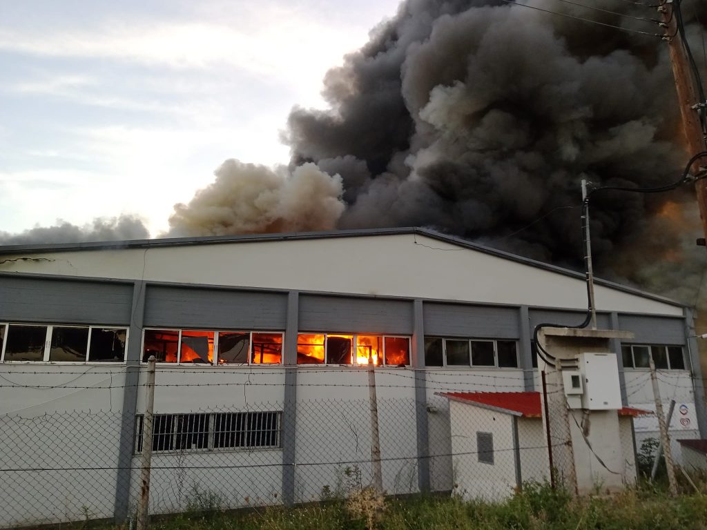 Βόλος: Πυρκαγιά σε εργοστάσιο τροφίμων στην ΒΙΠΕ – Ανυπολόγιστη η καταστροφή σε εμπορεύματα (βίντεο)