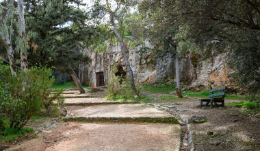 Σπηλιά στο κέντρο της Αθήνας που ονομάζεται φυλακή του Σωκράτη – Πού βρίσκεται και τι μυστικά κρύβει