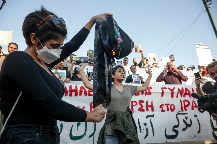 Σύνταγμα: Συγκέντρωση διαμαρτυρίας Ιρανών – Γυναίκες έκοψαν τα μαλλιά τους και έκαψαν χιτζάμπ