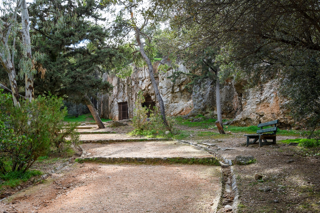 Σπηλιά στο κέντρο της Αθήνας που ονομάζεται φυλακή του Σωκράτη – Πού βρίσκεται και τι μυστικά κρύβει