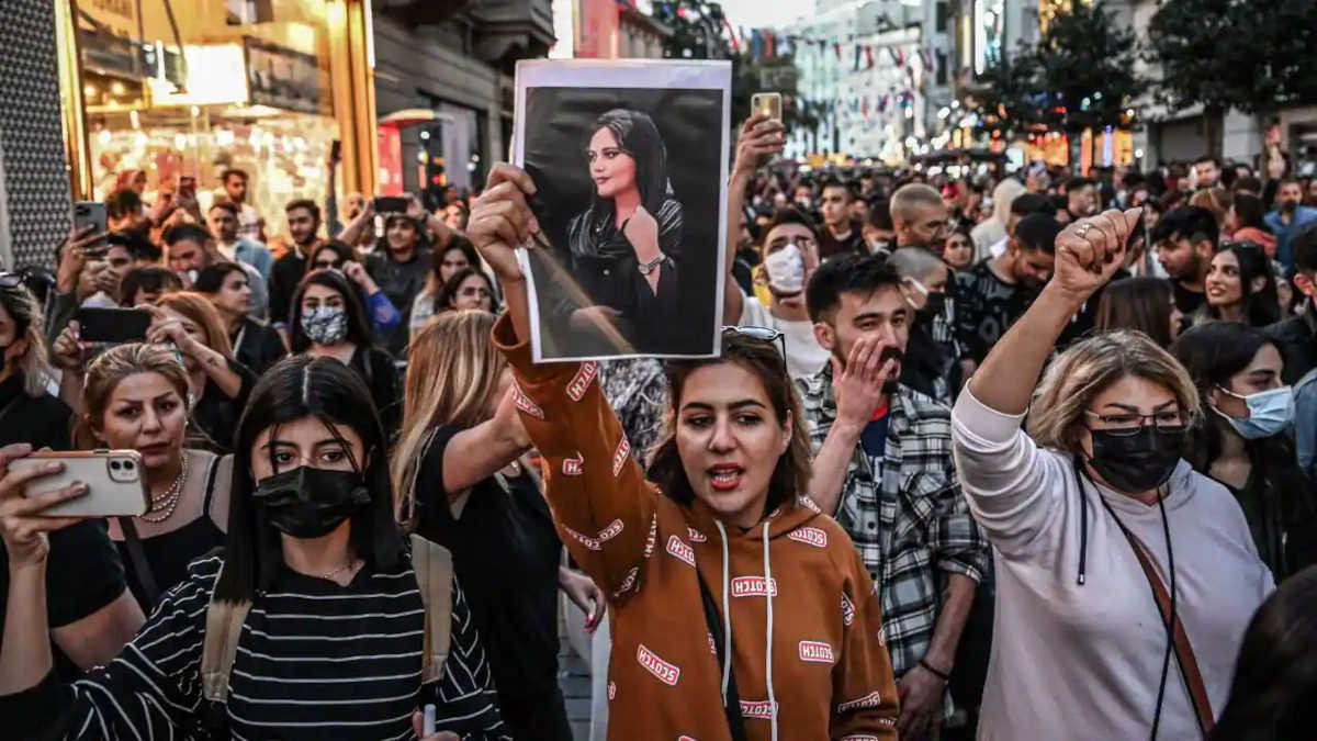 «Ποτάμι» οργής στο Ιράν: Συνεχίζονται οι διαδηλώσεις – Συγκέντρωση συμπαράστασης σήμερα στο Σύνταγμα