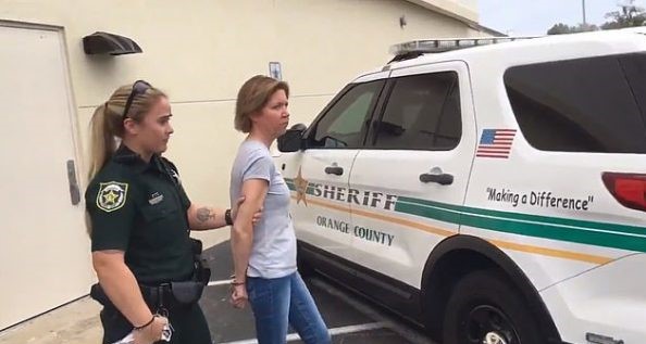 ΗΠΑ – Φρίκη: Άφησε τον φίλο της να πεθάνει μέσα σε… βαλίτσα και τον βιντεοσκόπησε να ικετεύει για βοήθεια